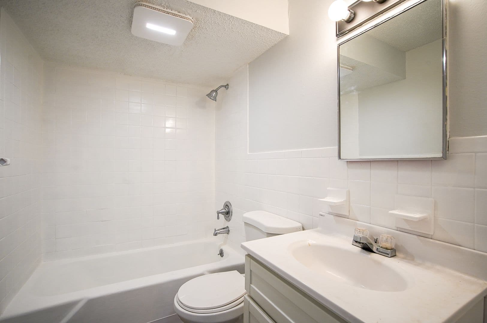 Agawam Apartment: 98 N Alhambra Cir+