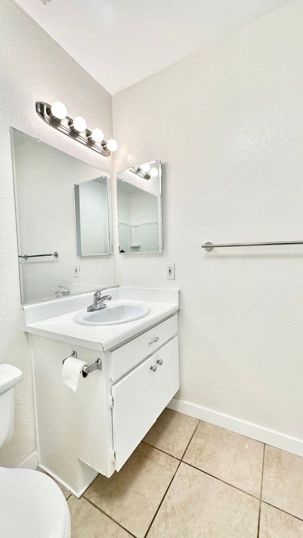 Fallbrook House: 868 East Alvarado Street Apt 24