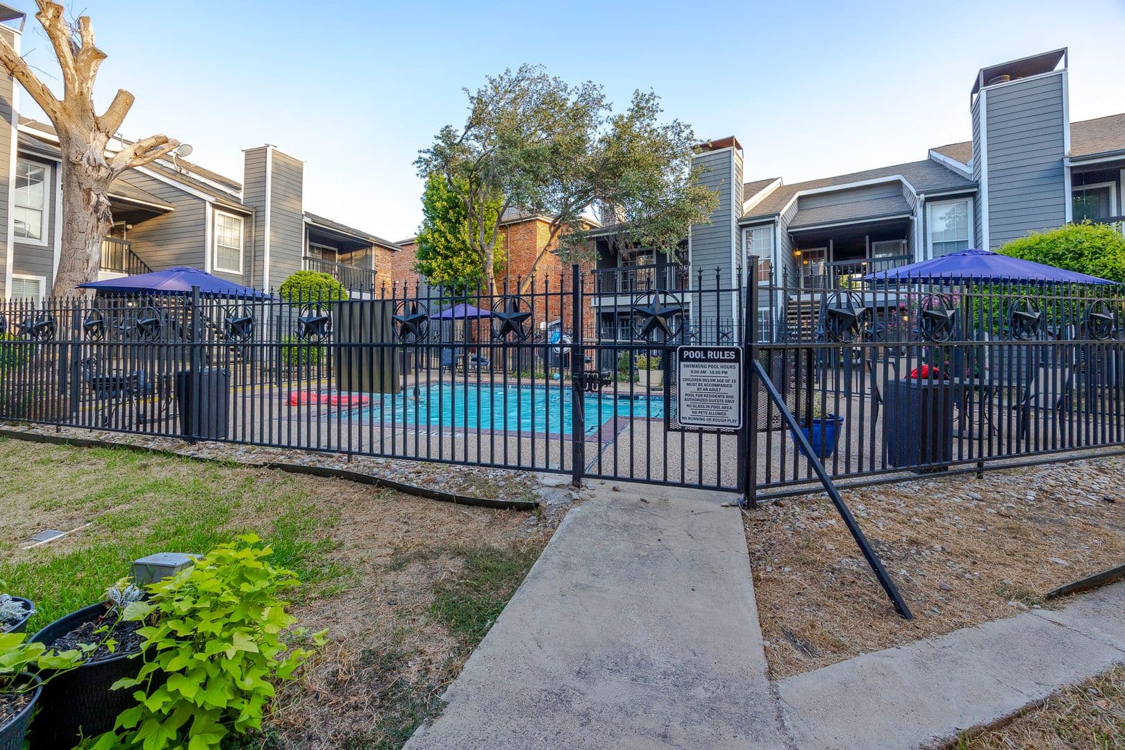 Dallas House: 18333 Roehampton Drive