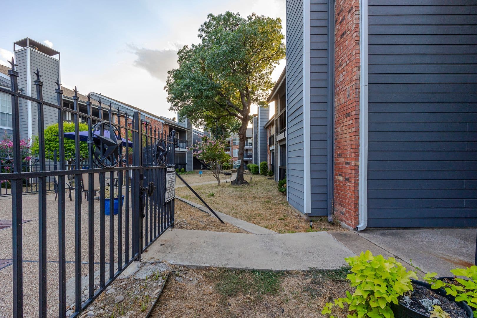 Dallas House: 18333 Roehampton Drive