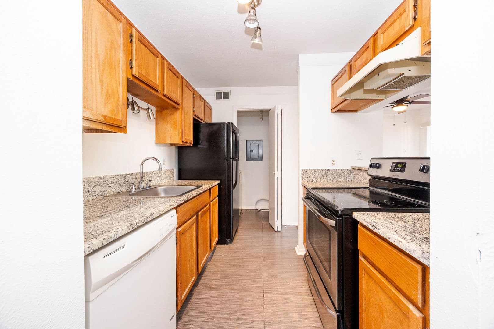Dallas House: 18333 Roehampton Drive