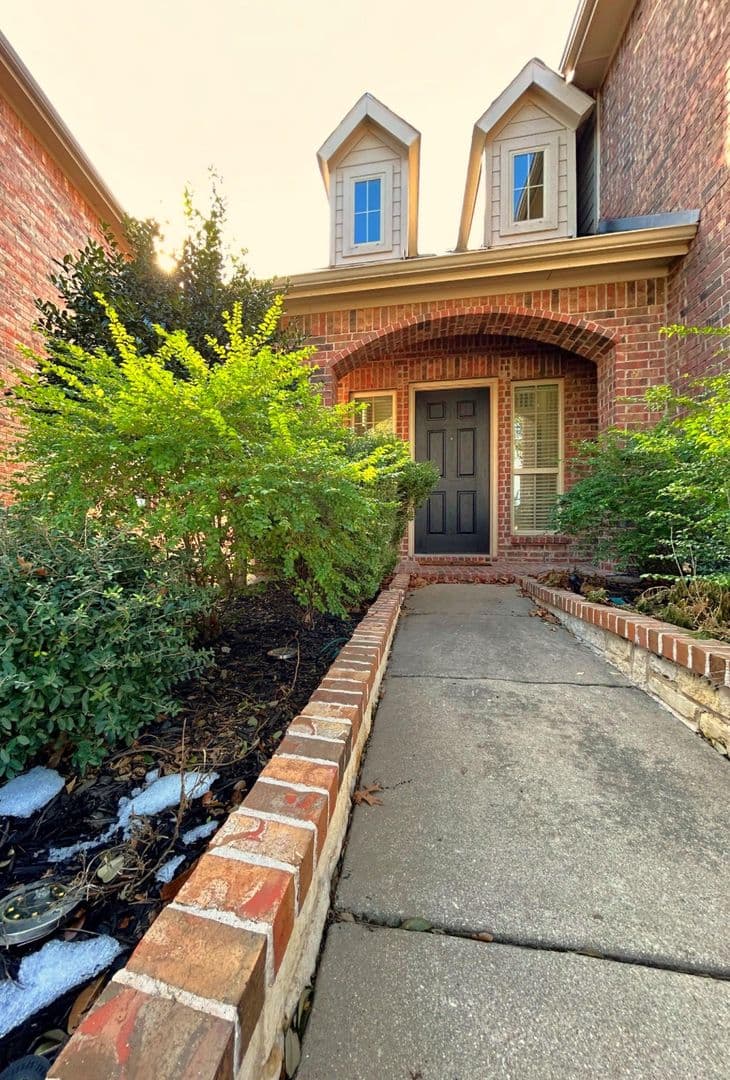 McKinney House: 10637 Bolivar Dr