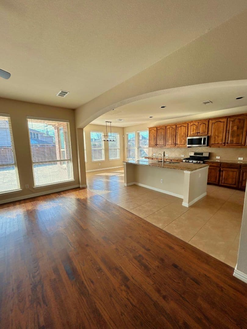 McKinney House: 10637 Bolivar Dr