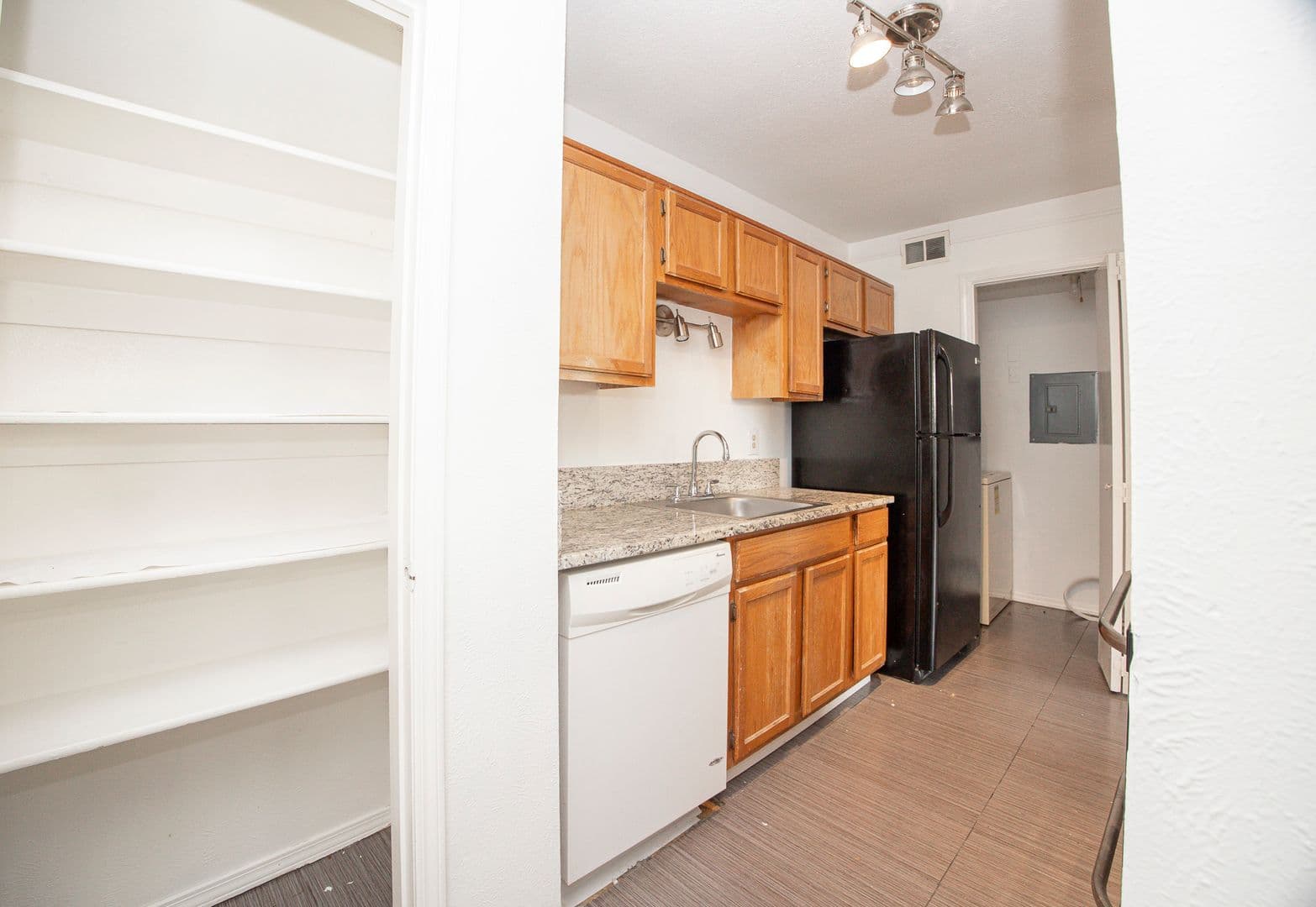 Dallas House: 18333 Roehampton Drive