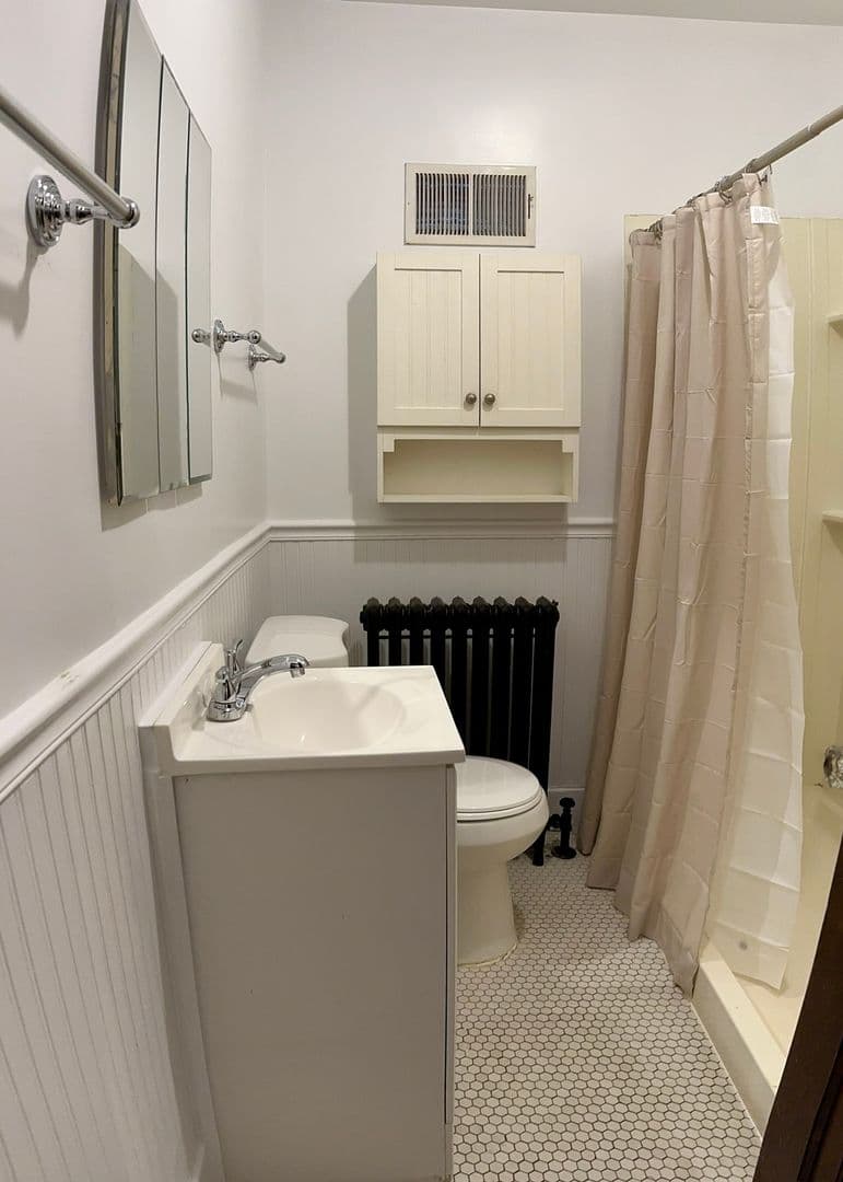 CHICAGO Apartment: 5500 W Devon Ave