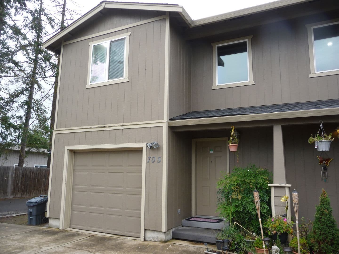 Salem House: 705 Yellow Bird Ln NE