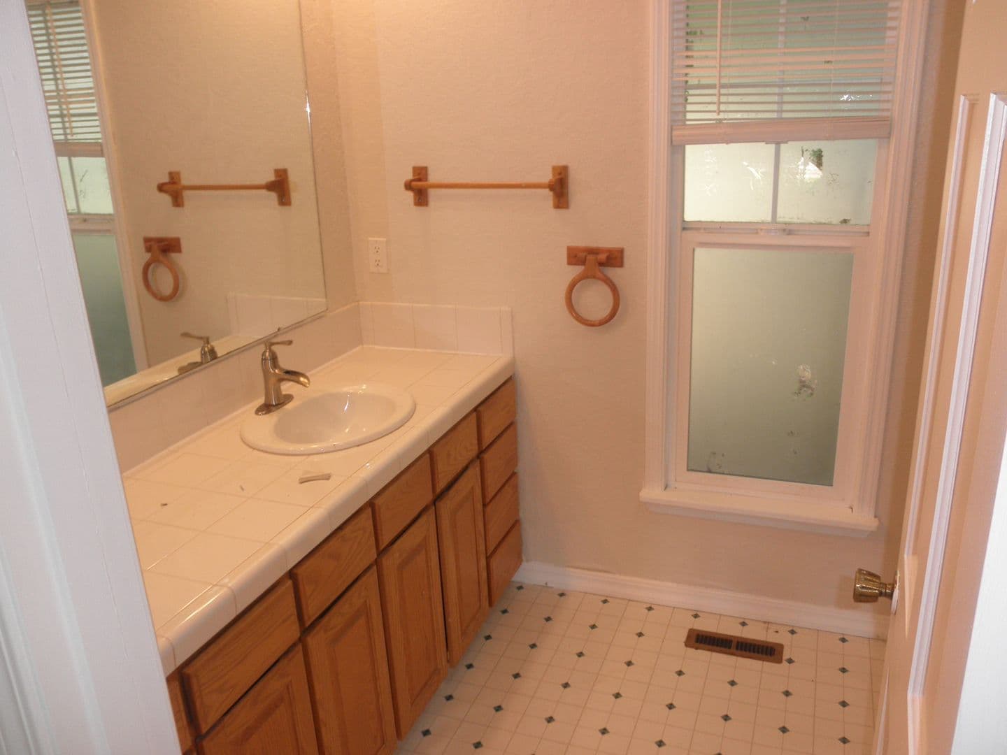 Salem House: 3598 Aster St NW
