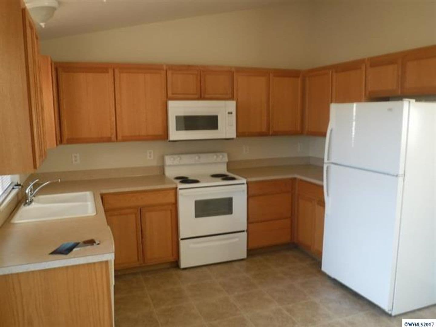 Salem House: 944 Hawaii St SE