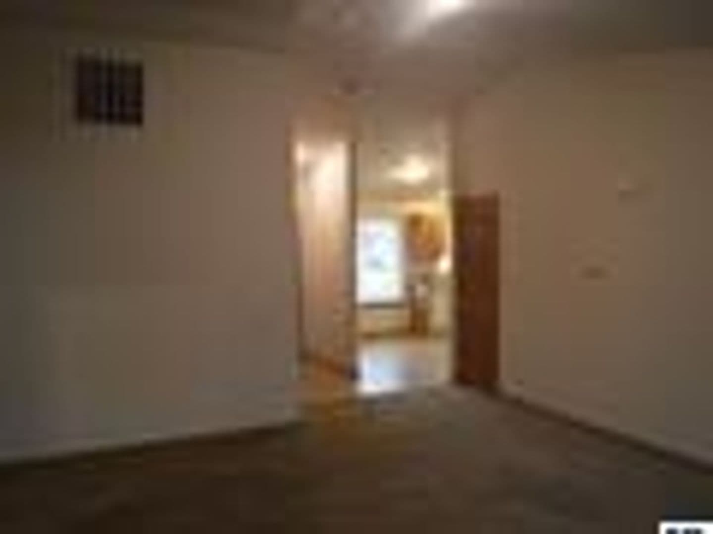 Salem House: 944 Hawaii St SE