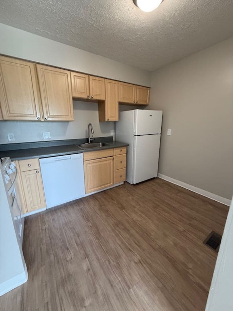 Northwood Apartment: 3617 Lakepointe Dr