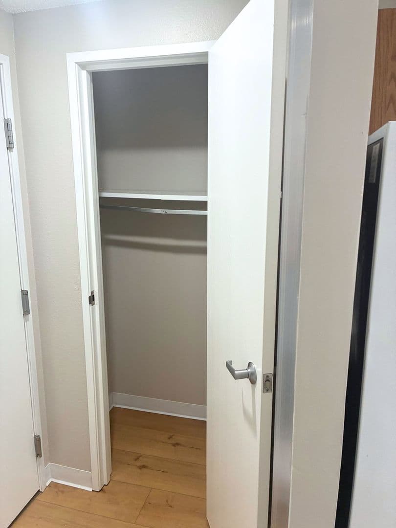 Sidney Apartment: 121 W Poplar St