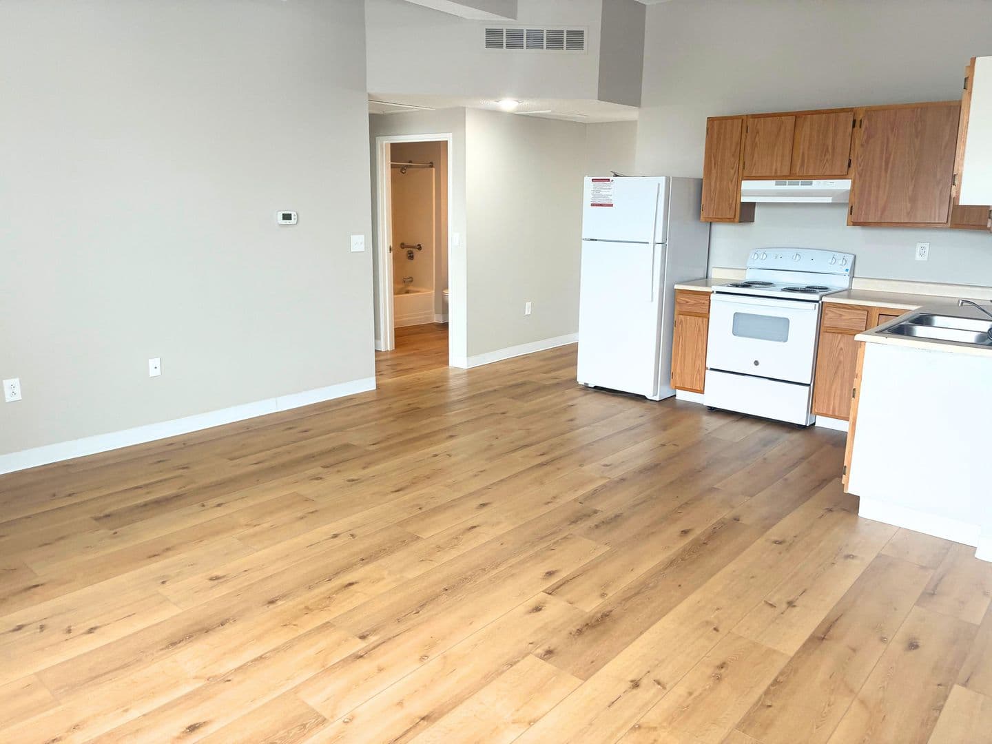 Sidney Apartment: 121 W Poplar St
