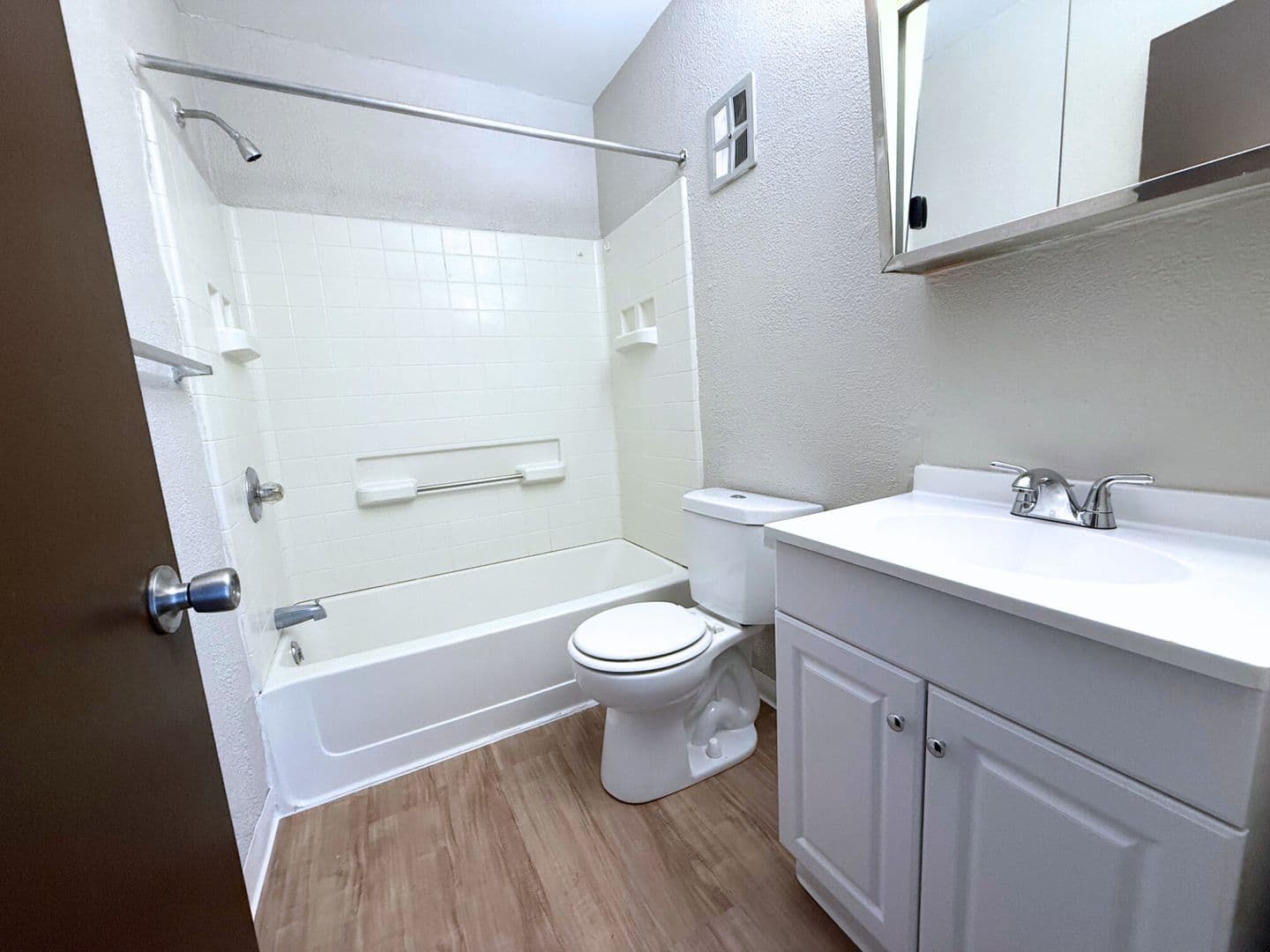 Northwood Apartment: 3617 Lakepointe Dr