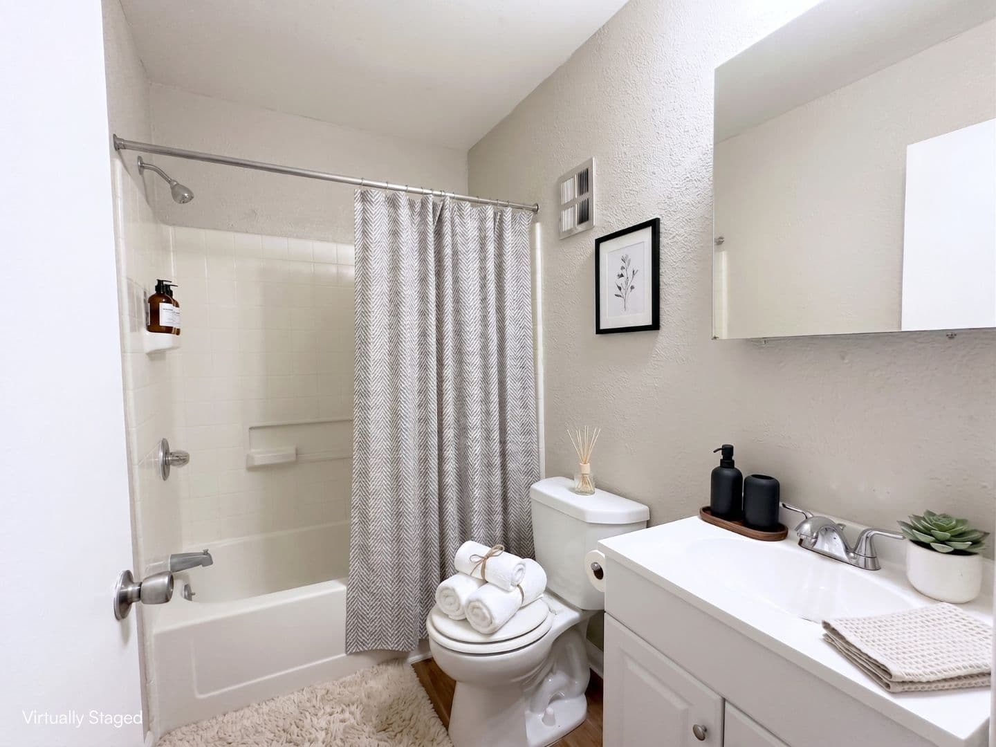 Northwood Apartment: 3617 Lakepointe Dr