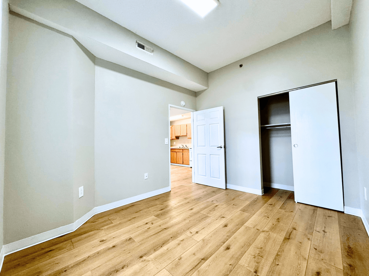 Sidney Apartment: 121 W Poplar St