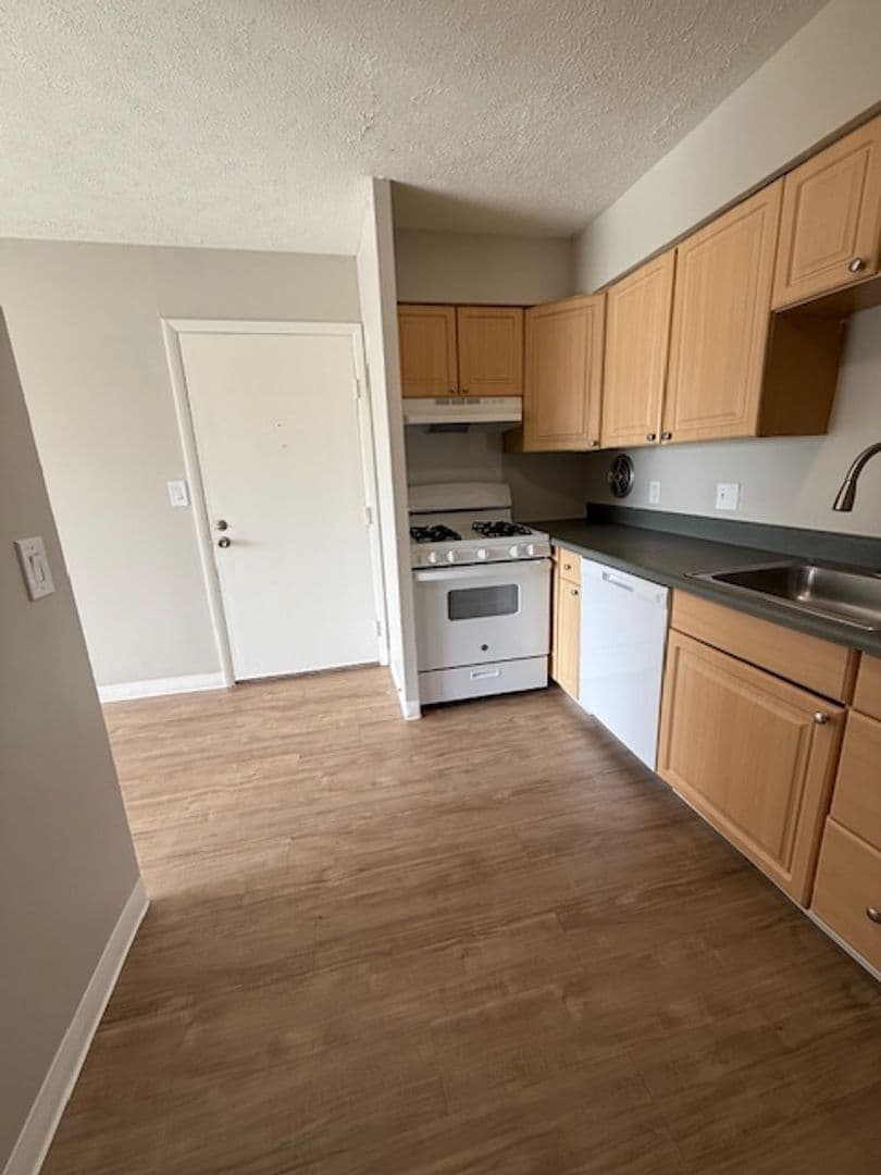 Northwood Apartment: 3617 Lakepointe Dr