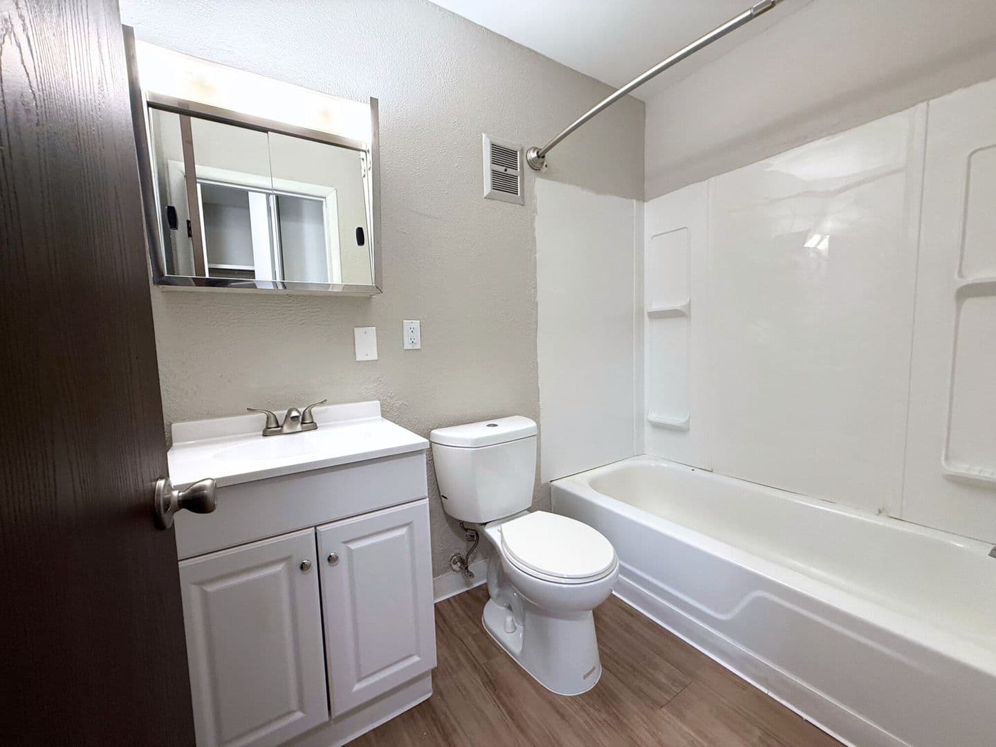 Northwood Apartment: 3617 Lakepointe Dr