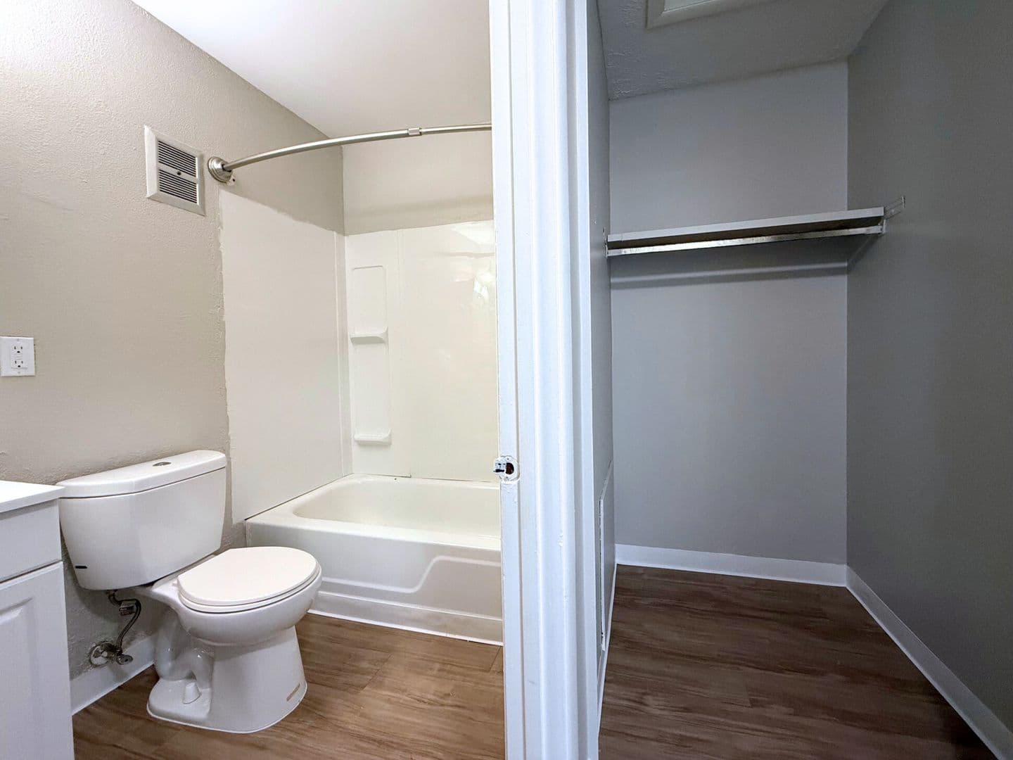 Northwood Apartment: 3617 Lakepointe Dr
