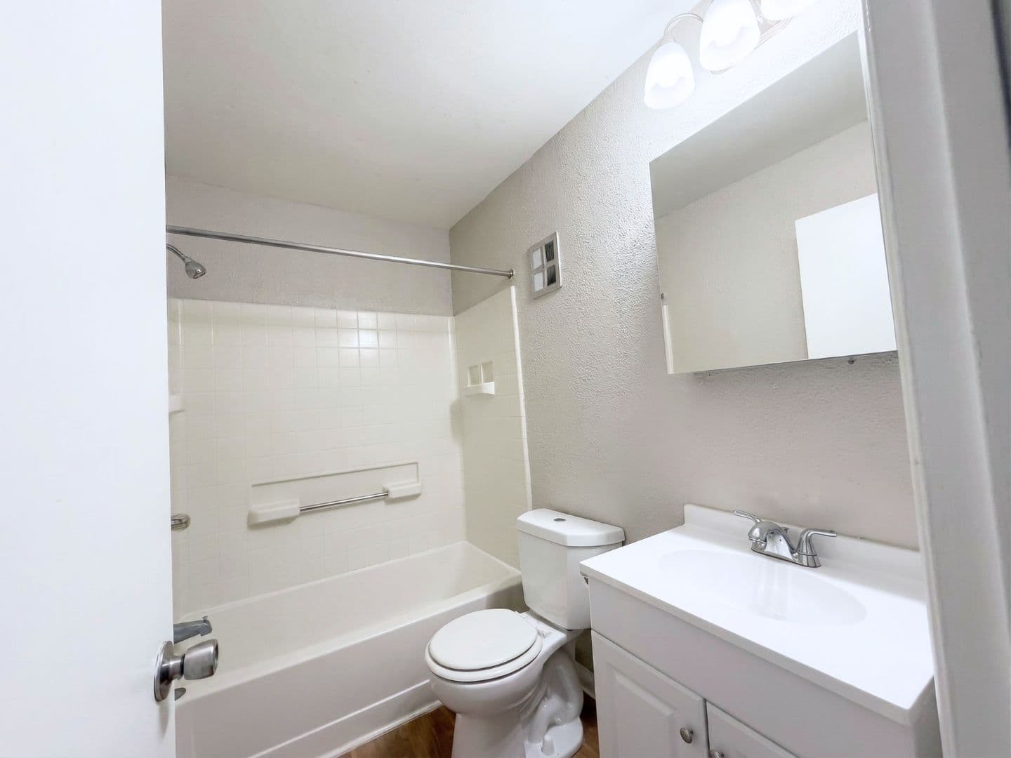 Northwood Apartment: 3617 Lakepointe Dr