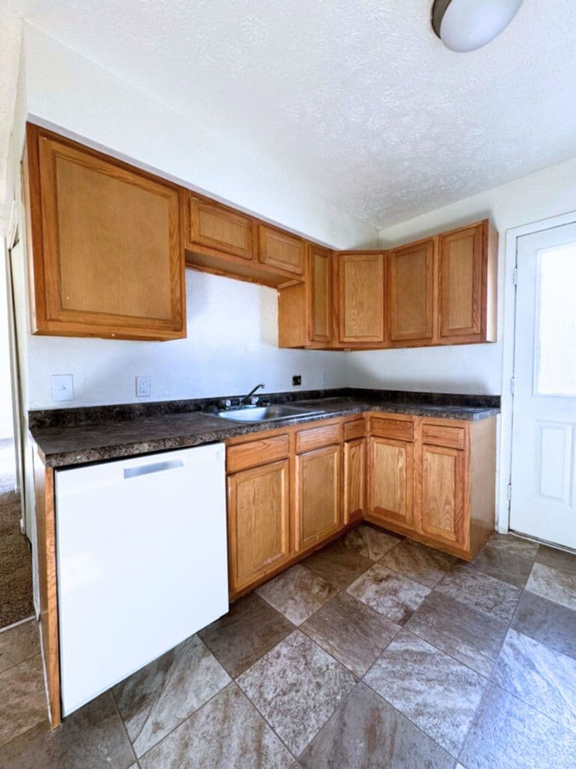 Northwood Apartment: 3617 Lakepointe Dr