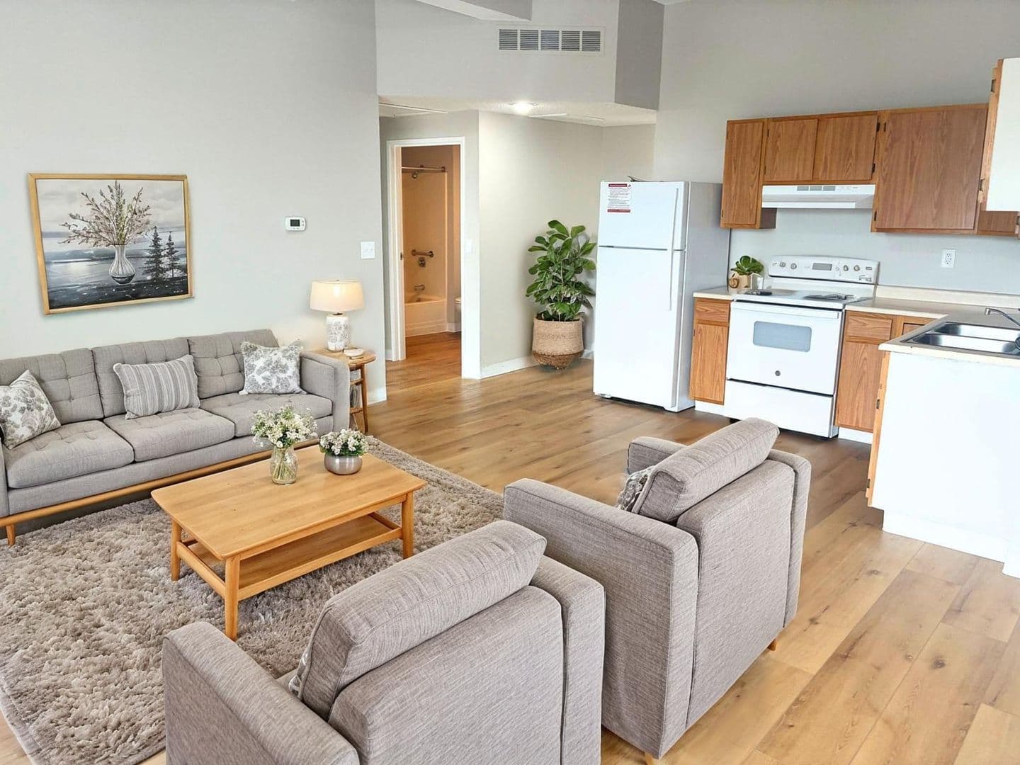 Sidney Apartment: 121 W Poplar St