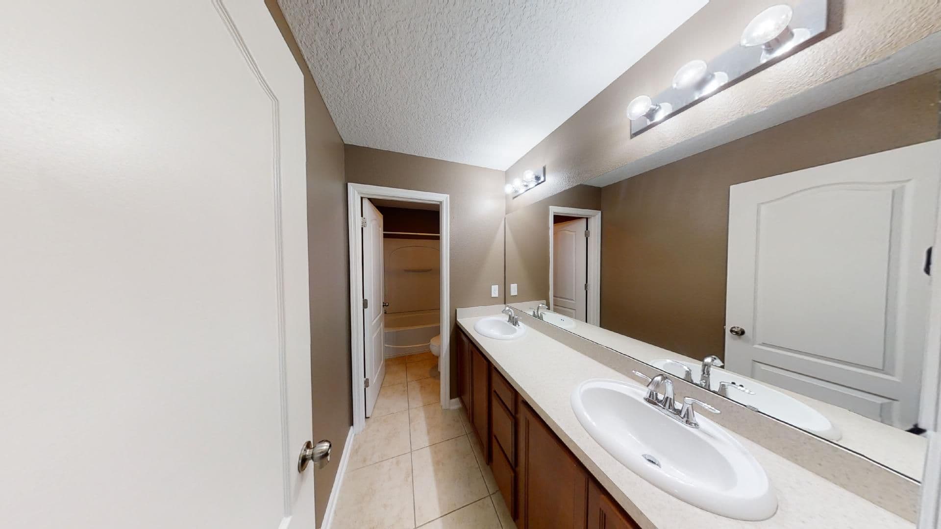 Jacksonville House: 15695 Lexington Park Boulevard