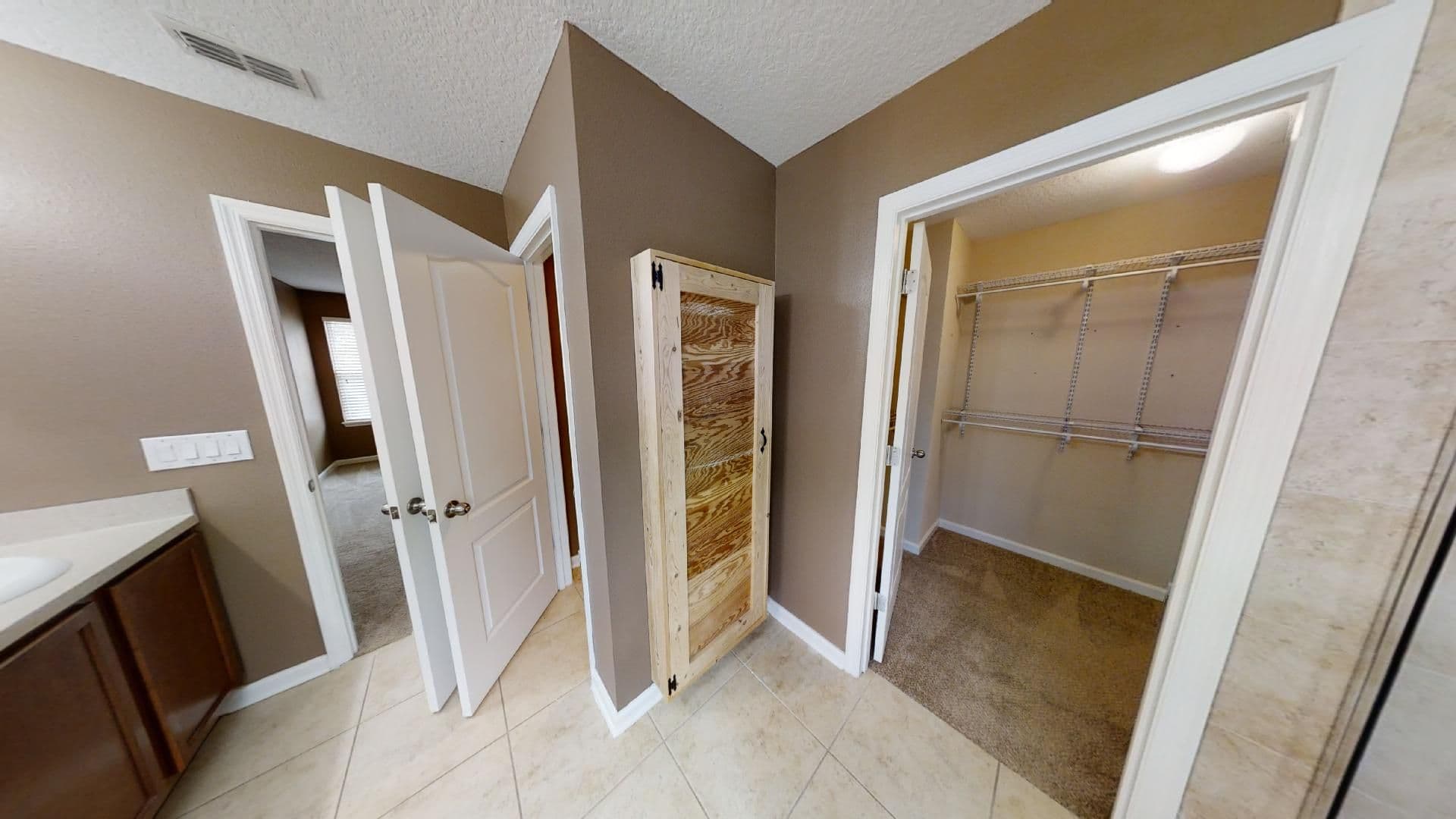 Jacksonville House: 15695 Lexington Park Boulevard
