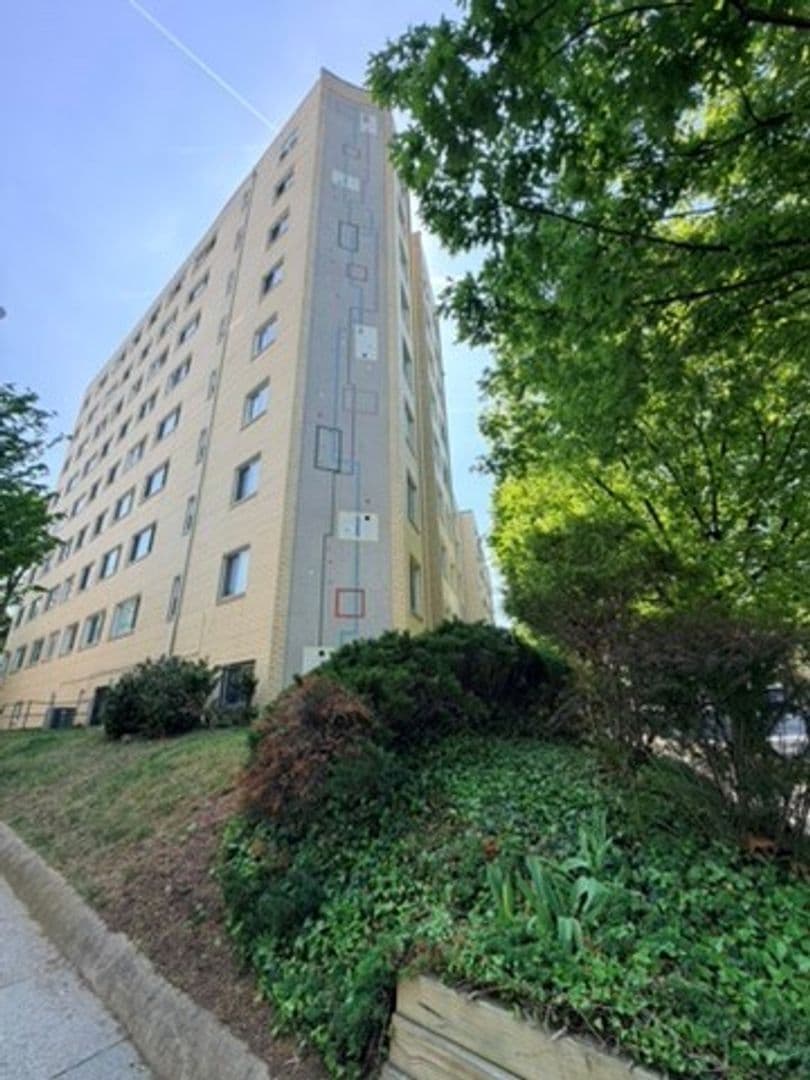 Washington Apartment: 5323 Connecticut Ave NW