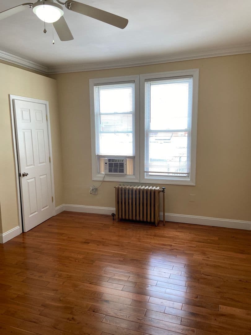 Washington Apartment: 1435 N Street NW