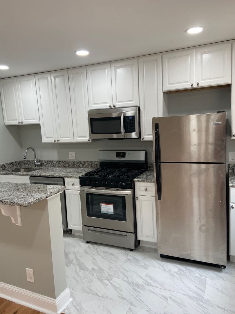 Washington Apartment: 4569 MacArthur Blvd NW