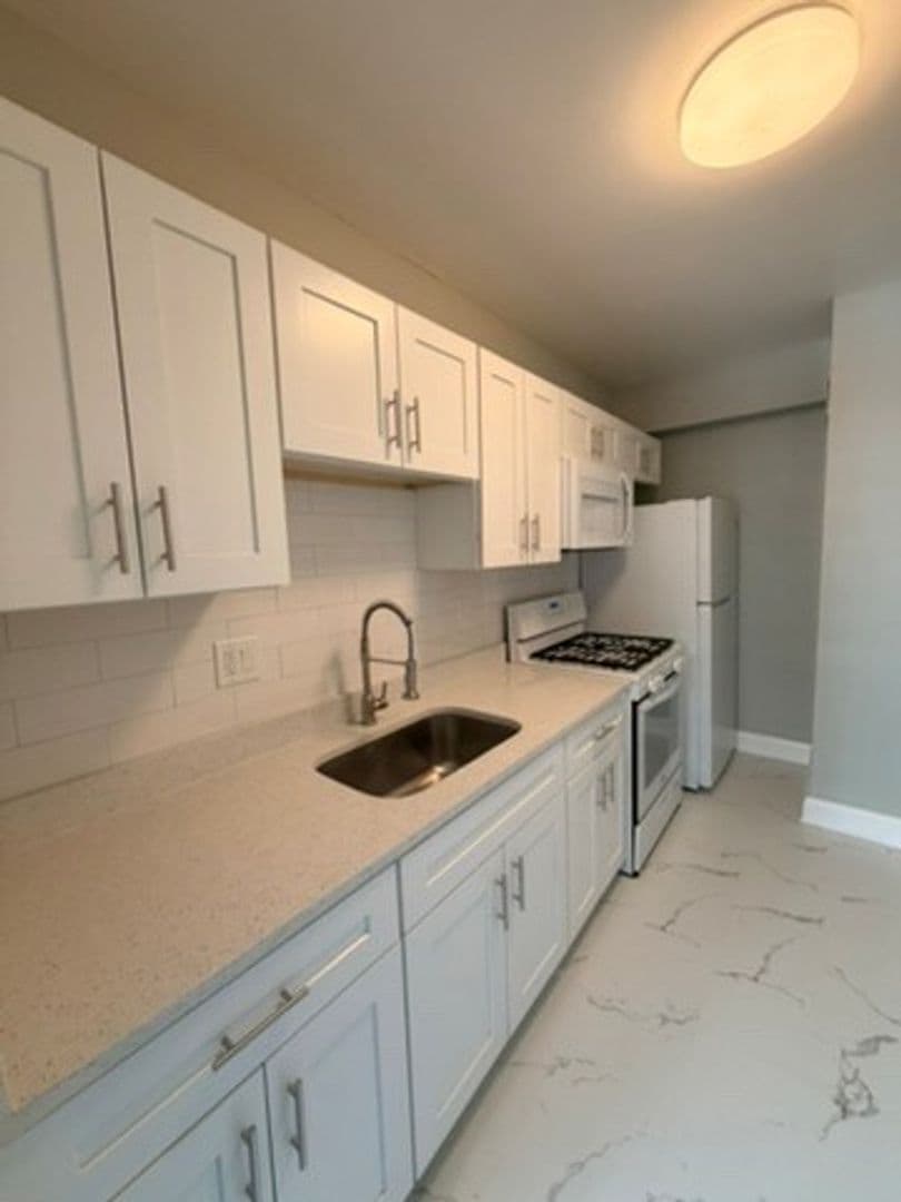 Washington Apartment: 5323 Connecticut Ave NW