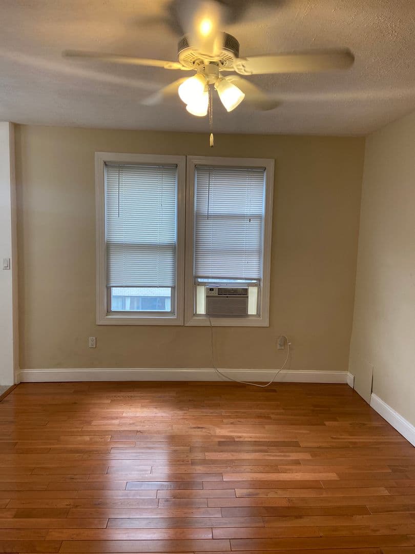 Washington Apartment: 1435 N Street NW