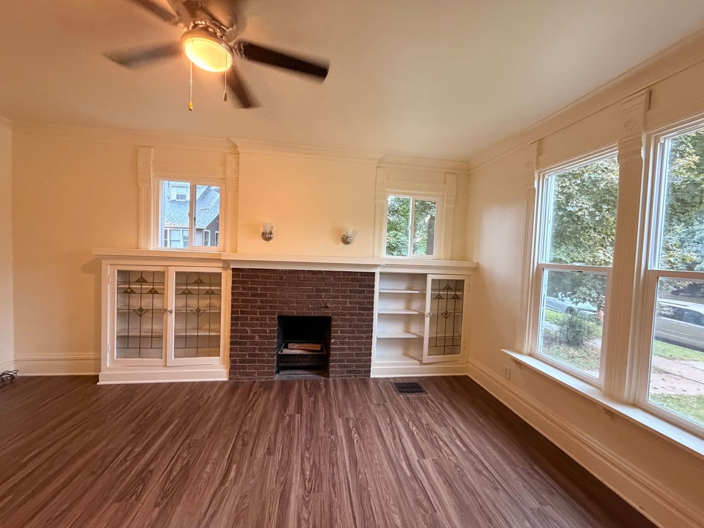 Janesville Apartment: 901 - 903 E. Milwaukee St.