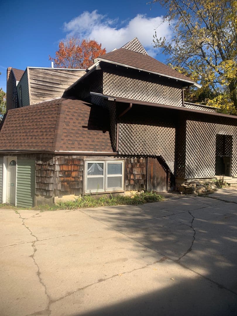 Milton Apartment: 341 - 343 College St.