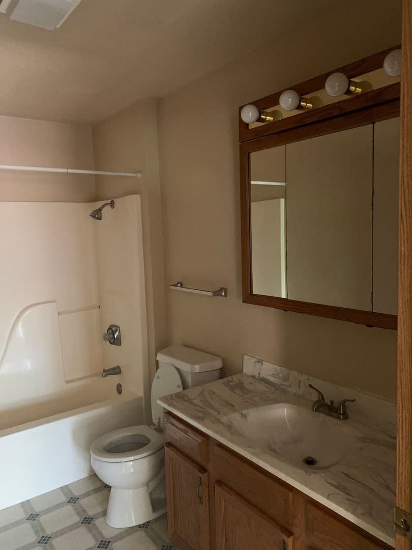 Janesville Apartment: 1229 - 1231 Elgin Ave.
