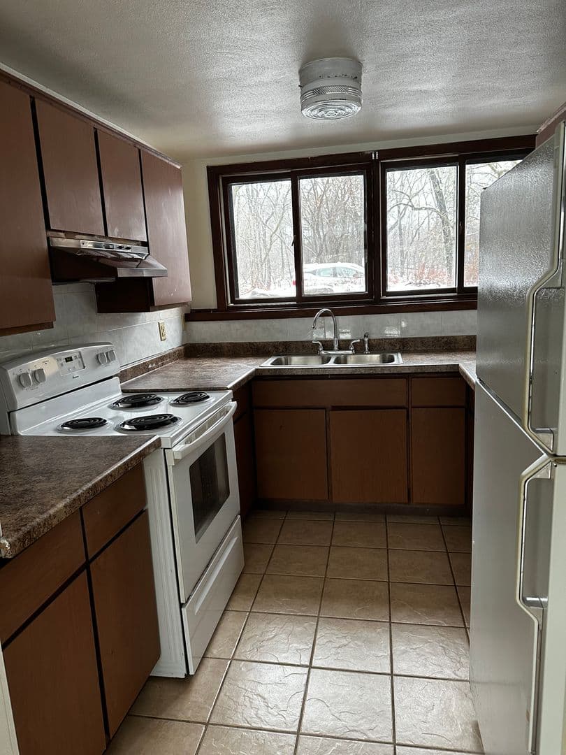 Janesville Apartment: 4722 W. Graham Dr.