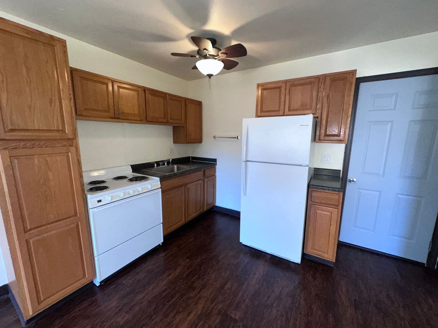 Beloit Apartment: 614 Broad St.