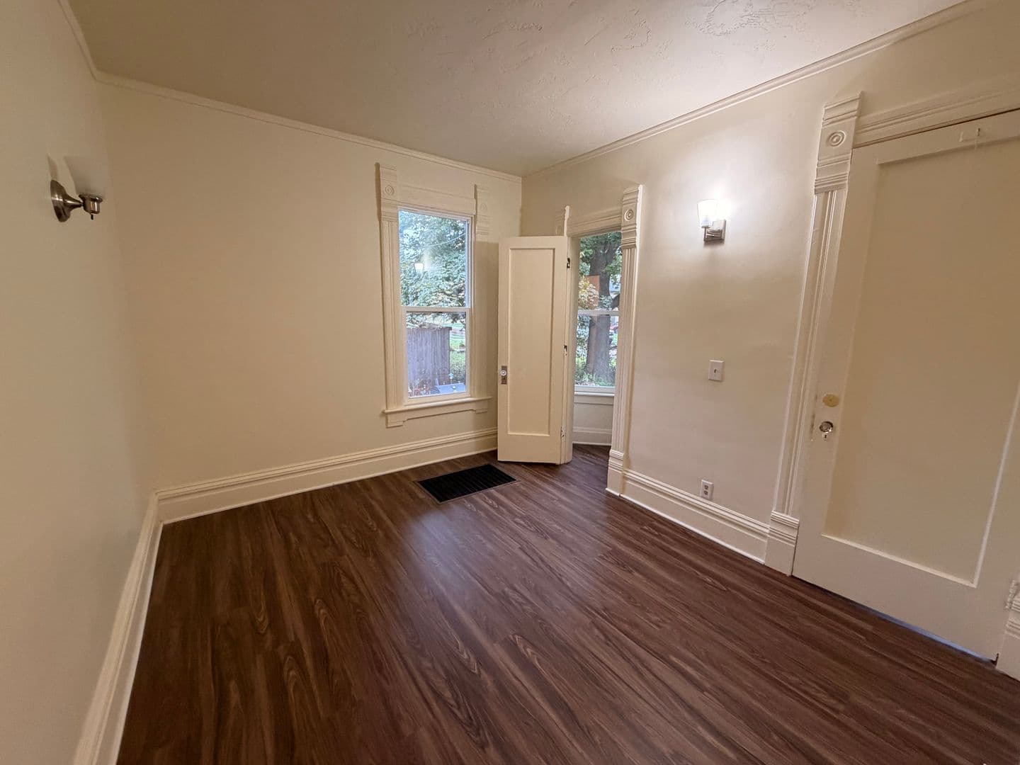 Janesville Apartment: 901 - 903 E. Milwaukee St.