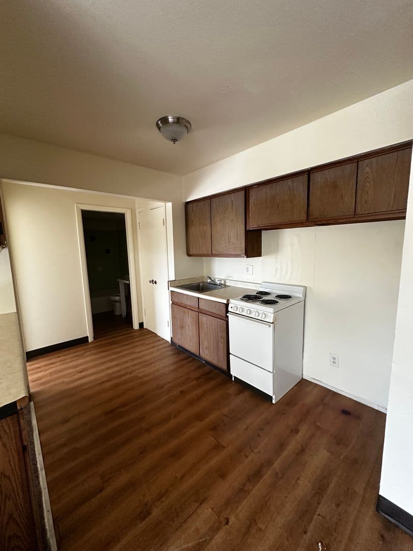 Beloit Apartment: 614 Broad St.
