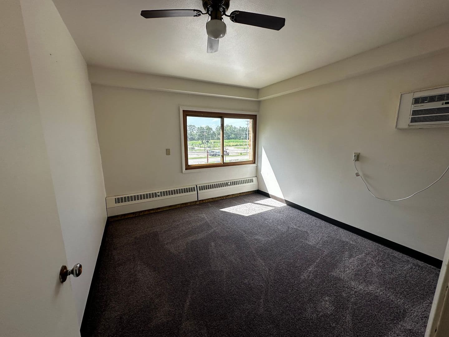 Beloit Apartment: 614 Broad St.