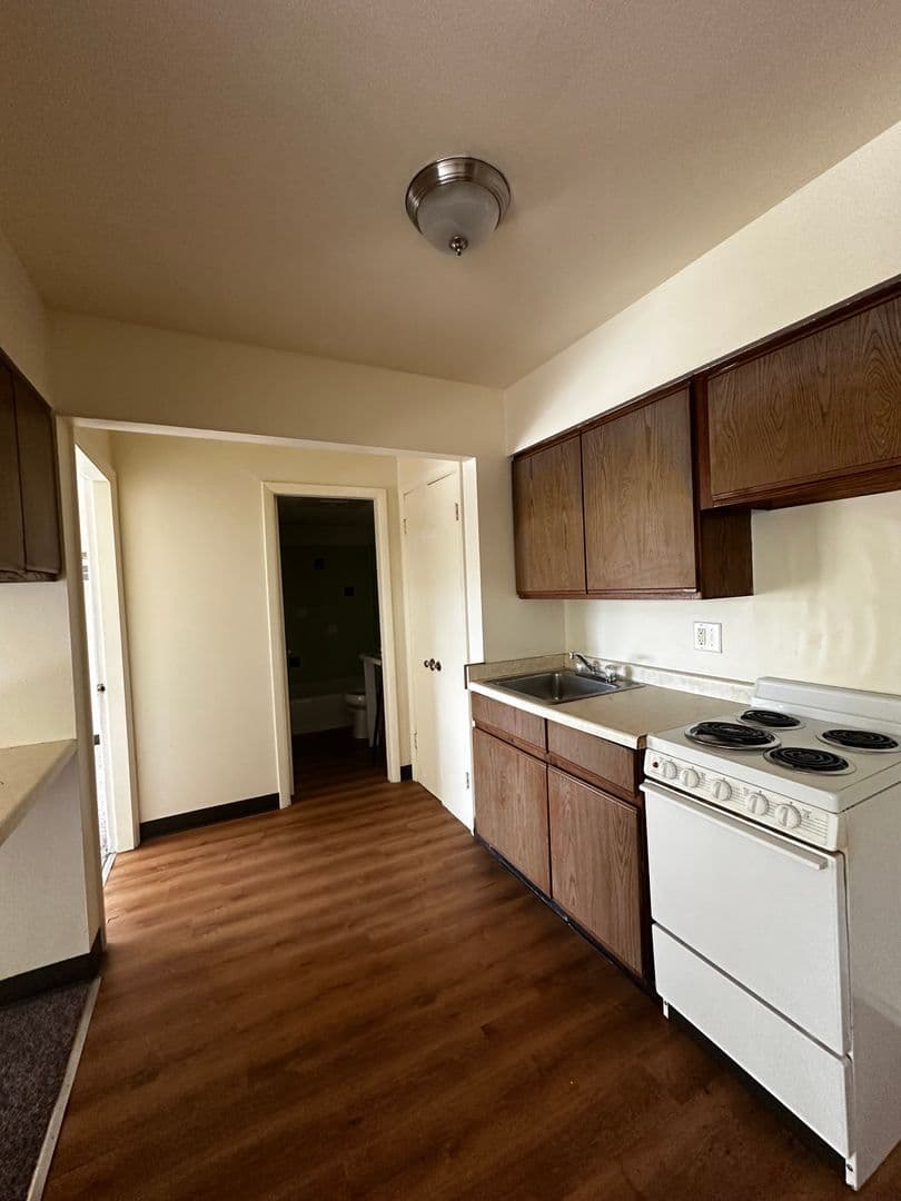 Beloit Apartment: 614 Broad St.
