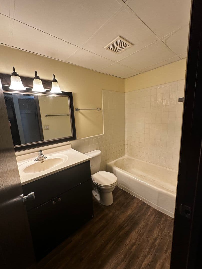 Beloit Apartment: 614 Broad St.