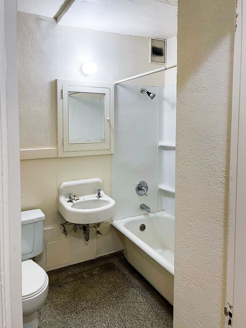 Seattle Apartment: 616 E Thomas St