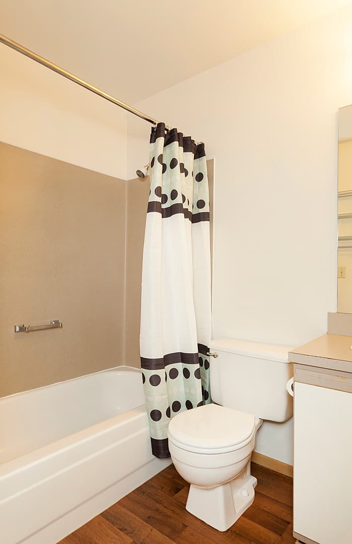 Seattle Apartment: 6840 Oswego Place NE
