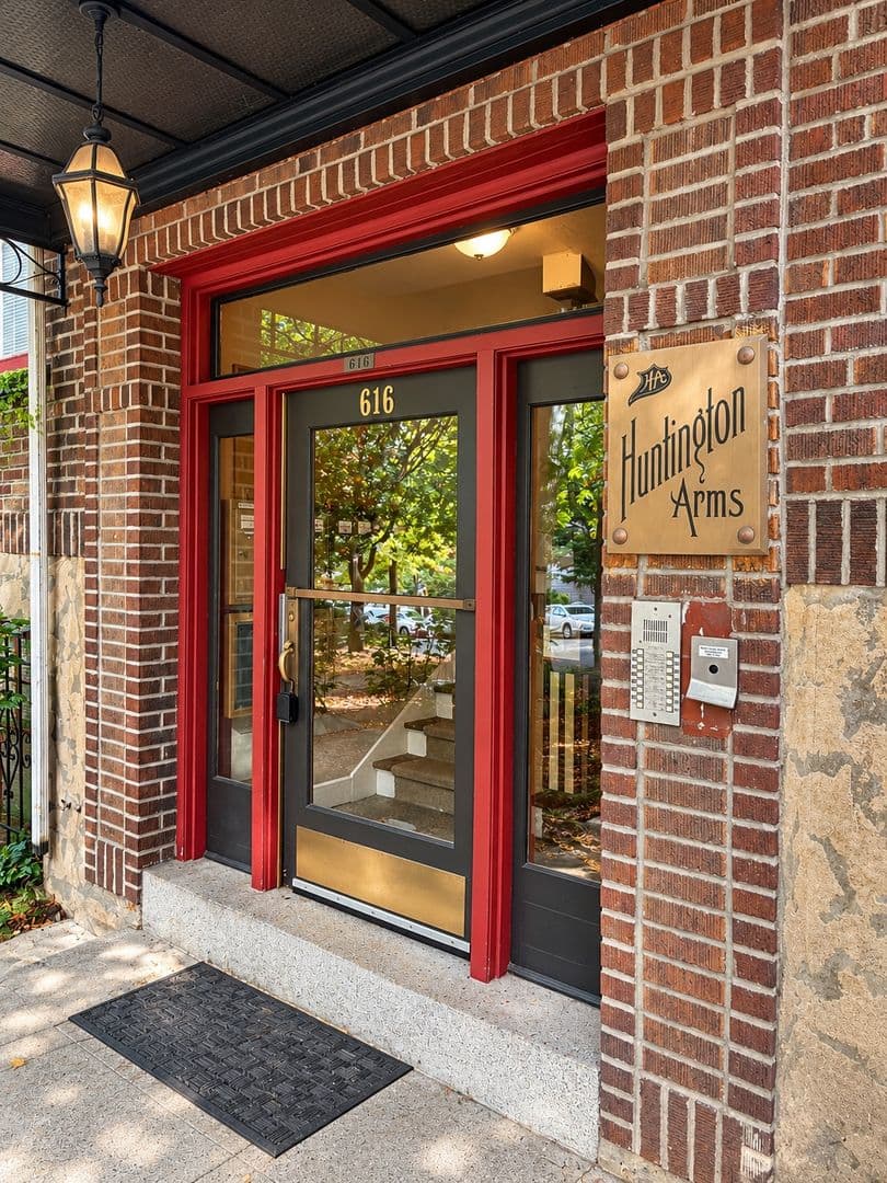 Seattle Apartment: 616 E Thomas St