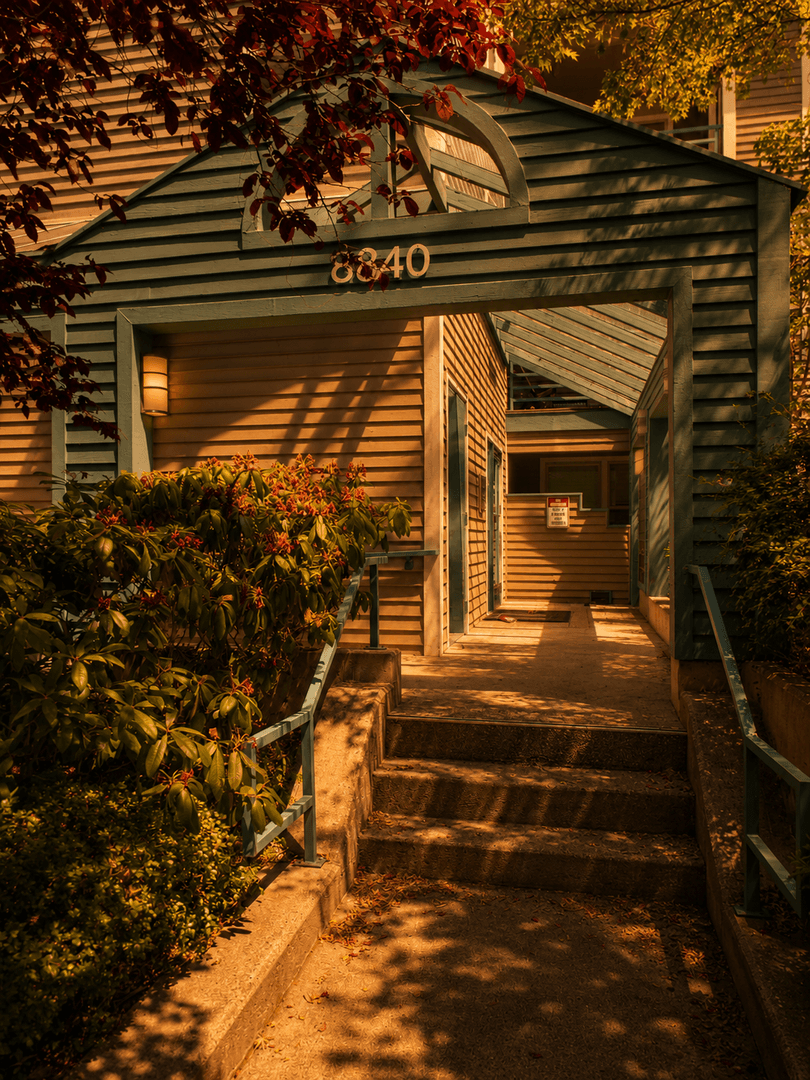 Seattle Apartment: 6840 Oswego Place NE