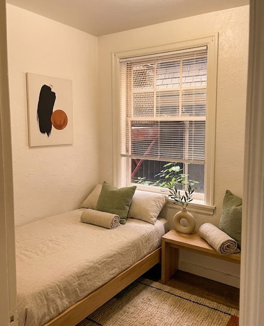 Seattle Apartment: 616 E Thomas St