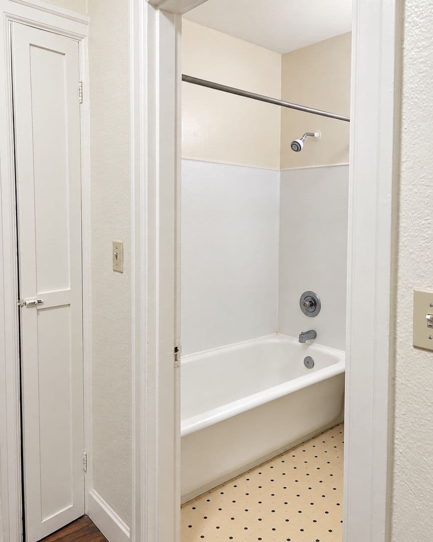 Seattle Apartment: 616 E Thomas St