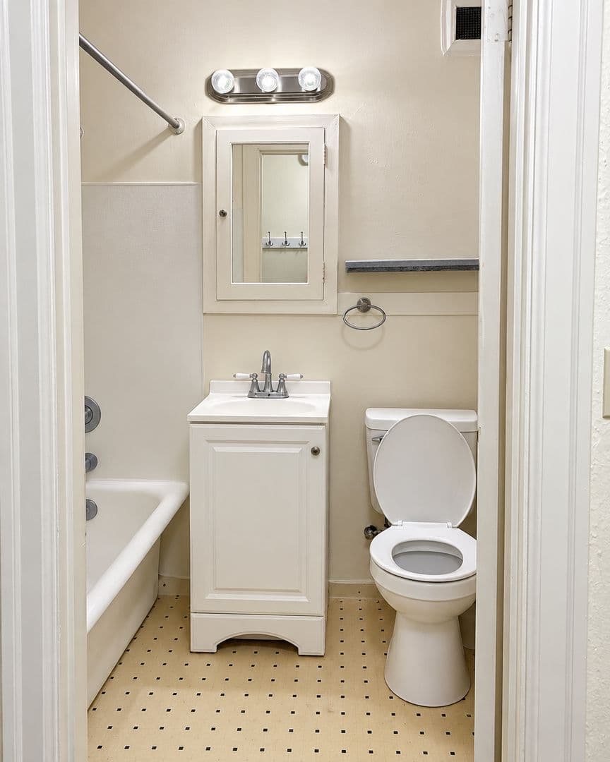 Seattle Apartment: 616 E Thomas St