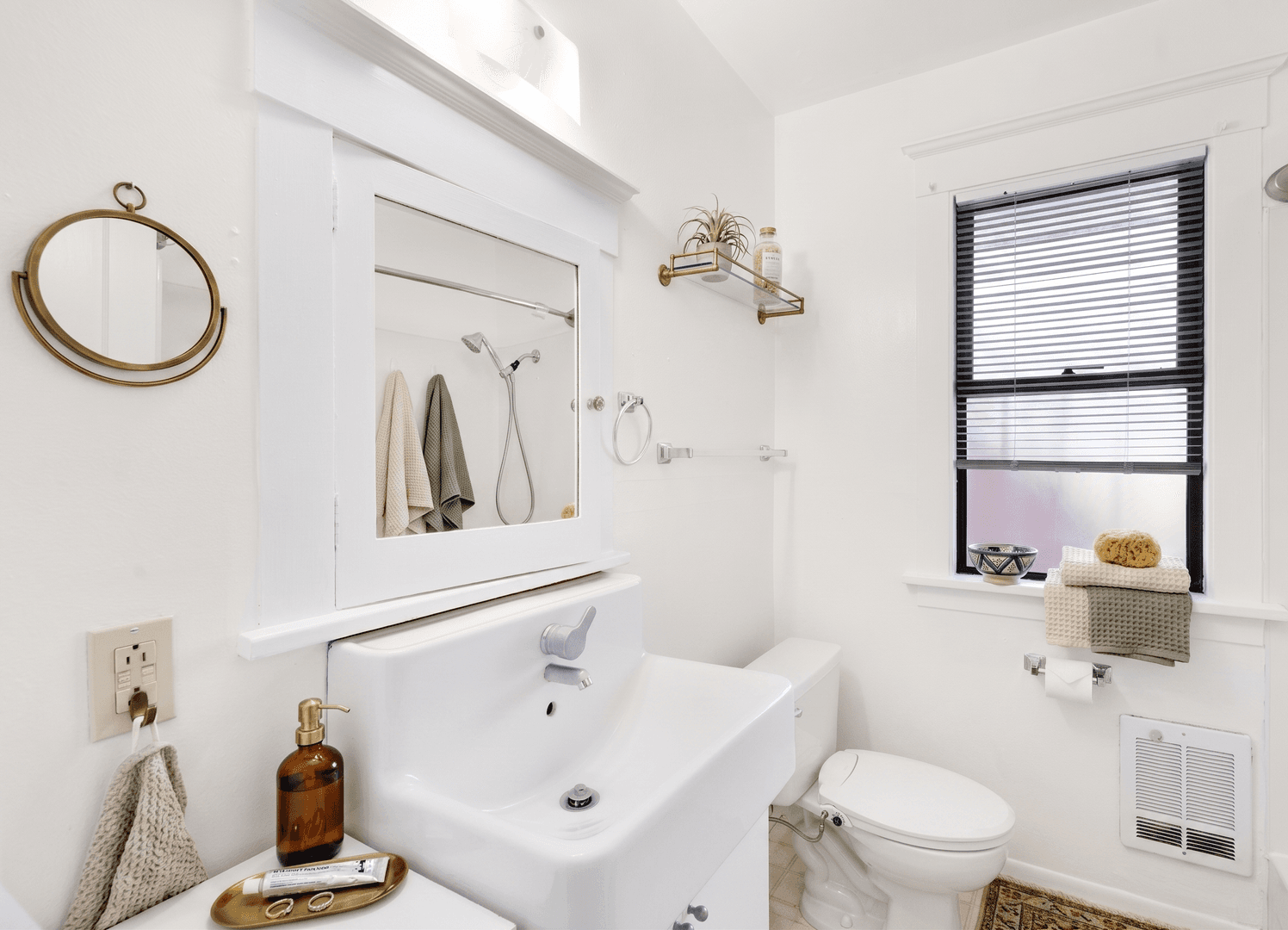 Seattle Apartment: 1132 19th Ave